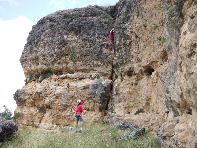 Ayudando al escalador en la roca